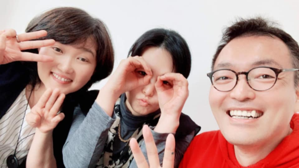 坂田 淳一さんを含め3人、室内の画像のようです