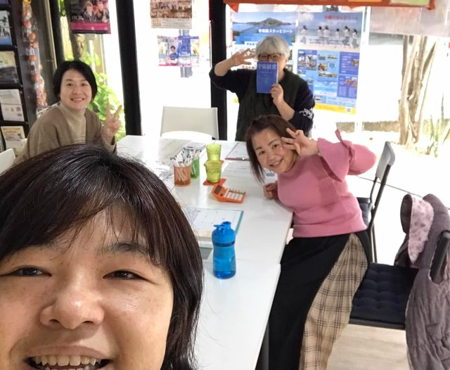 4人、立っている人、室内の画像のようです